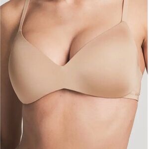 Skims wireless form t-shirt bra size 34A new with tags